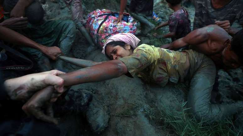A violenta campanha militar forçou mais de 700 mil muçulmanos Rohingya a se abrigar em Bangladesh