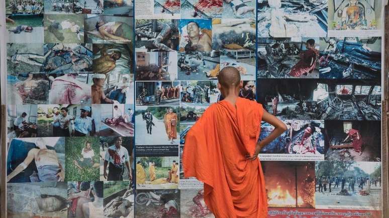 Wirathu colocou uma exibição permanente de fotos que, segundo ele, mostram as vítimas da violência muçulmana