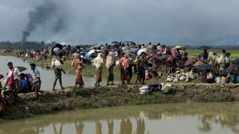 Centenas de milhares de muçulmanos Rohingya fugiram de Mianmar devido à violência em 2017