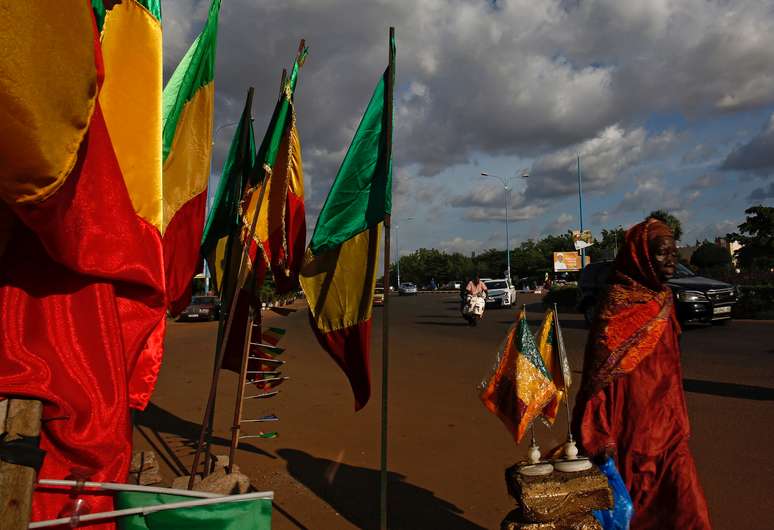 Mulher caminha ao lado de bandeiras de Mali, em Bamako
24/07/2018
REUTERS/Luc Gnago