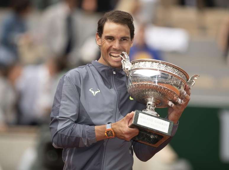 Rafael Nadal posa com a taça de campeão de Roland Garros
09/06/2019
Susan Mullane-USA TODAY Sports via REUTERS.