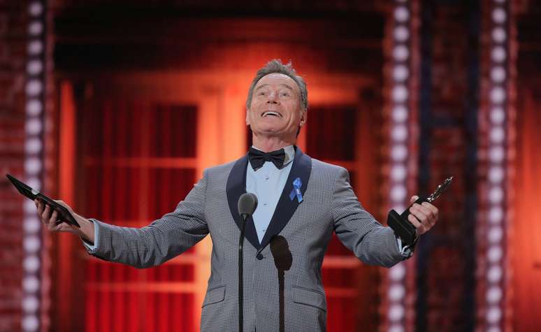 Ator Bryan Cranston recebe pr&ecirc;mio durante Tony Awards no Radio City Music Hall, em Nova York
REUTERS/Brendan McDermid     
