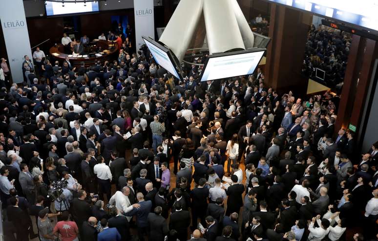Investidores participam de evento na B3 em S&atilde;o Paulo. 15/12/2017. REUTERS/Paulo Whitaker