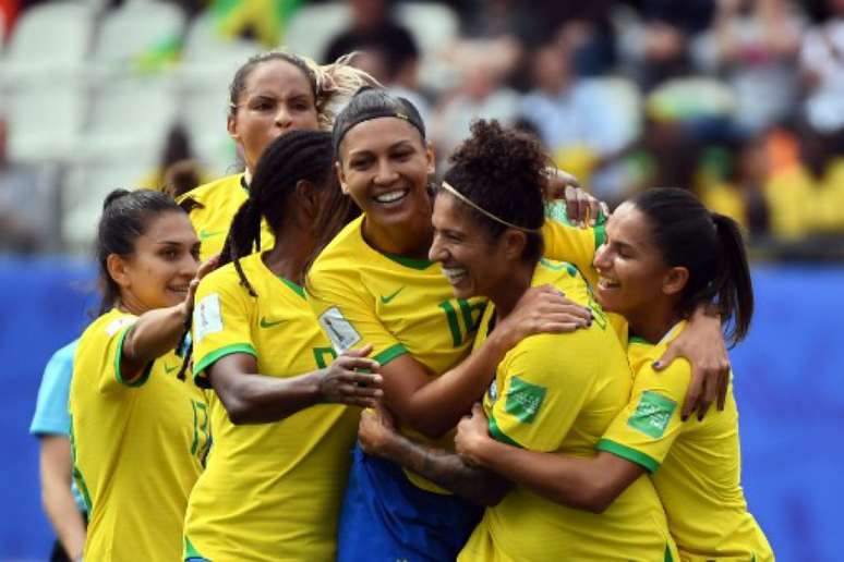 Meninas do Brasil venceram com tranquilidade na estreia da Copa do Mundo (Foto: Jean-Pierre Clatot / AFP)