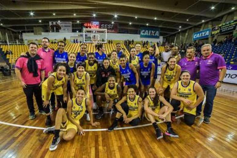 Equipes jogaram com uma réplica do uniforme da conquista de 1994 homenageada no evento (Alexandre Carvalho)