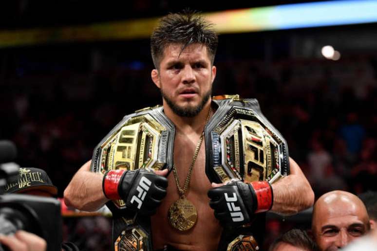 Agora 'campeão duplo', Henry Cejudo quer discutir melhorias em seu contrato (Foto: Getty Images/UFC)