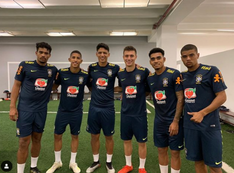 Jogadores da base do Corinthians auxiliaram a Seleção Brasileira na tarde desta segunda (Reprodução/Instagram)