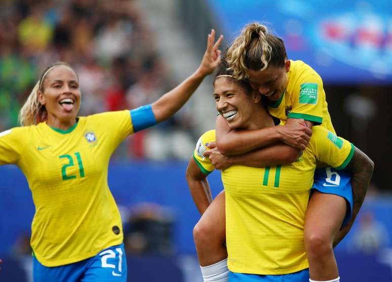 Cristiane, Mônica e Tamires comemoram gol da centroavante na vitória por 3 a 0 sobre a Jamaica, na partida de estreia da Seleção na Copa do Mundo