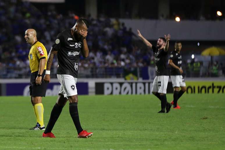 Alex Santana, do Botafogo, em partida contra o CSA, válida pela 8ª rodada do Campeonato Brasileiro 2019, no estádio do Rei Pelé, em Maceió, neste domingo (9).