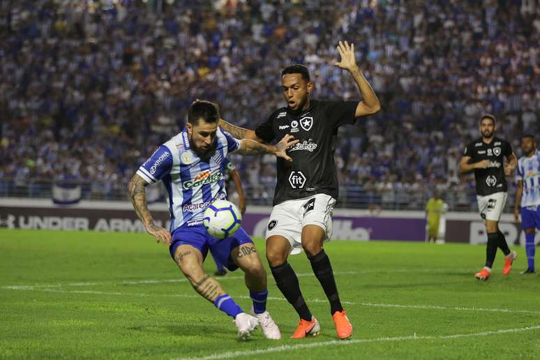 Gilson, do Botafogo, em partida contra o CSA, válida pela 8ª rodada do Campeonato Brasileiro 2019, no estádio do Rei Pelé, em Maceió, neste domingo (9).