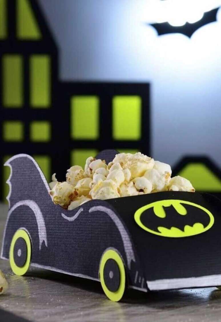 7. O batmóvel não pode faltar na decoração de festa do Batman – Foto: Zozu