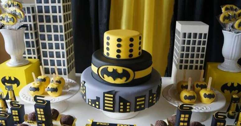 8. Bolo decorado para festa de aniversário do Batman – Foto: Dale Detalhes