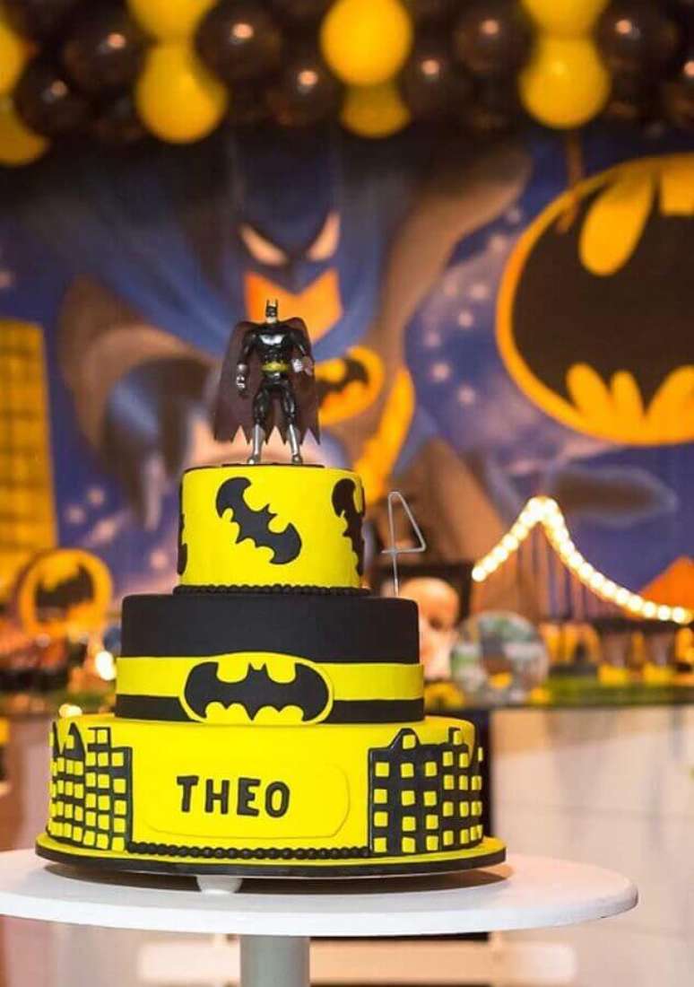 9. Bolo personalizado para festa do Batman com boneco do personagem no topo – Foto: Pinosy