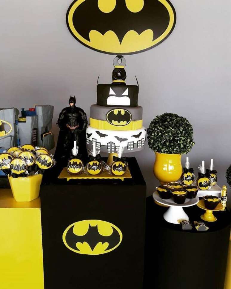11. Tons de cinza, amarelo e preto são presença garantida na decoração de festa do Batman – Foto: Douglas Lopes