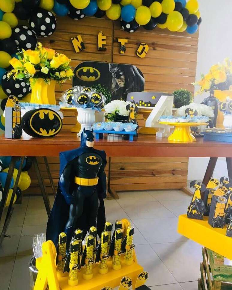 12. Arranjo com flores amarelas também podem ajudar a compor a mesa da festa de aniversário do Batman – Foto: Pinterest