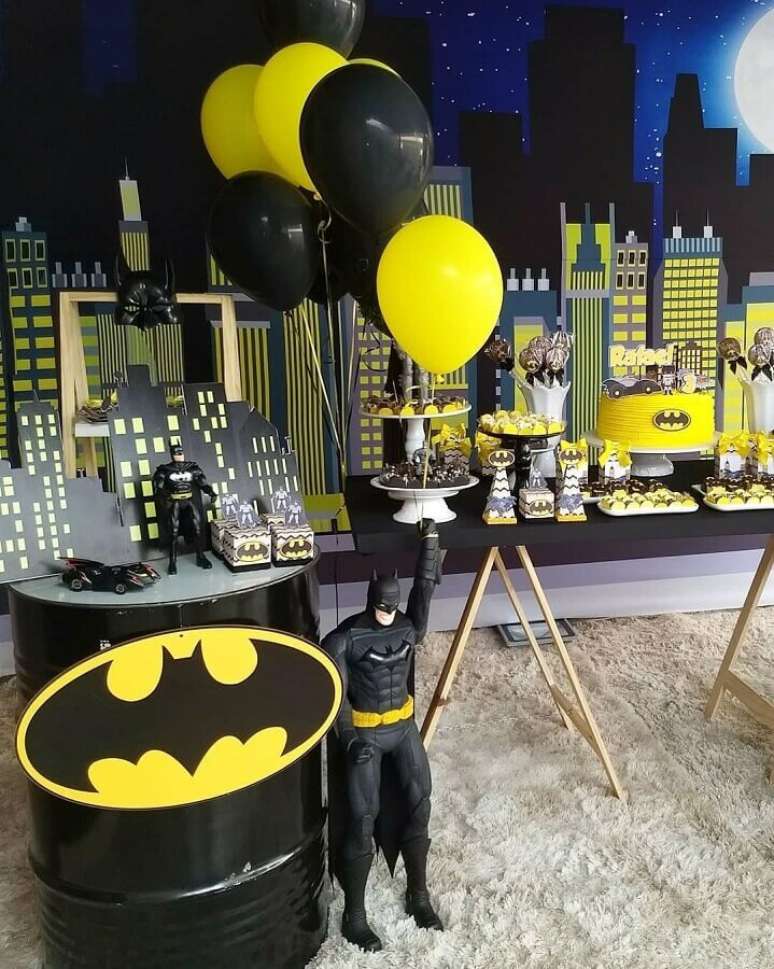 16. O painel com vários prédios é uma excelente ideia de decoração do Batman para festa infantil – Foto: Larth Festas e Eventos