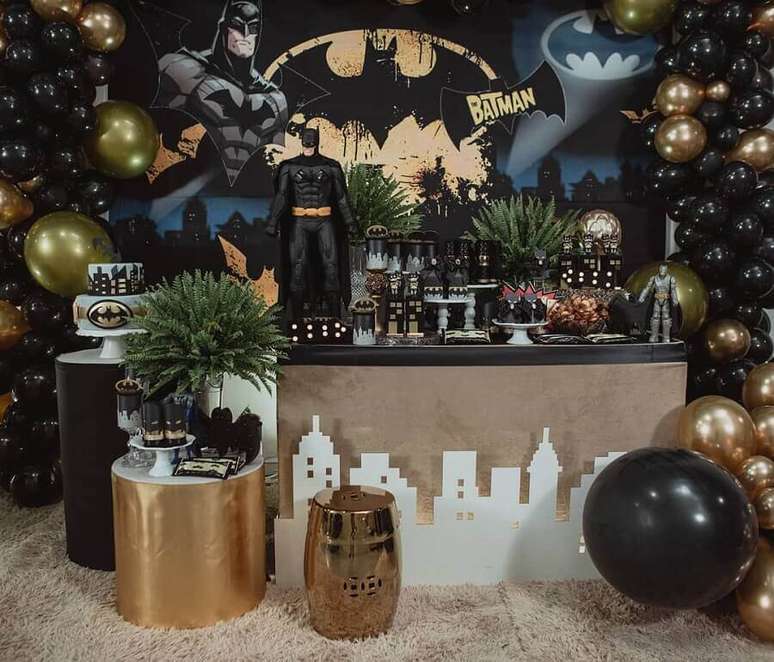 17. Quer deixar a decoração de festa do Batman mais sofisticada? Invista em detalhes em dourado – Foto: Encantarte Decorações