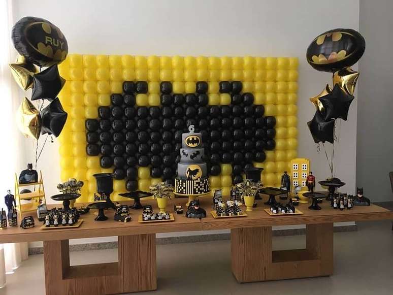 19. Decoração para festa do Batman simples com painel de batões – Foto: Tok Final Festas