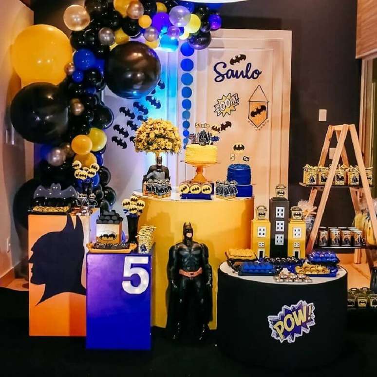 21. Tons de azul também podem compor a decoração de festa de aniversário do Batman – Foto: Cris e Roberta