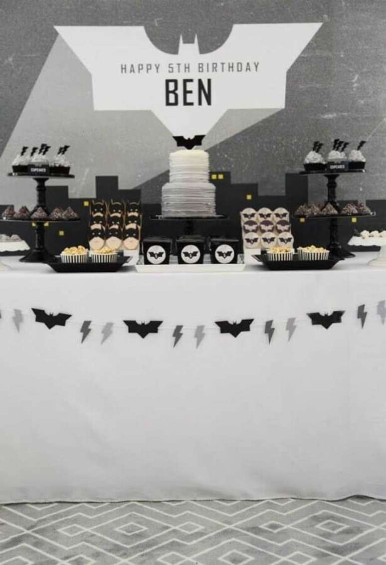 22. Decoração minimalista em preto, branco e cinza para festa de aniversário do Batman – Foto: Kara’s Party Ideas