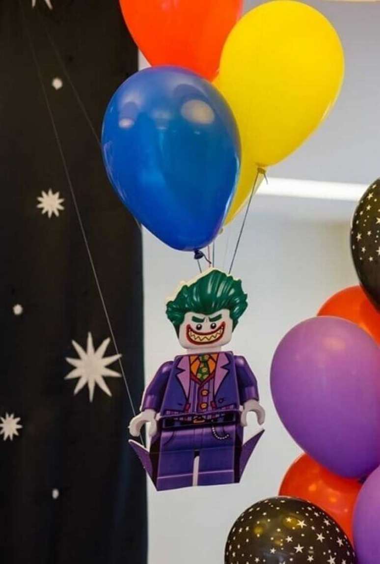 24. Que tal balões bem coloridos para uma festa infantil do Batman mais divertida? – Foto: OfferUp