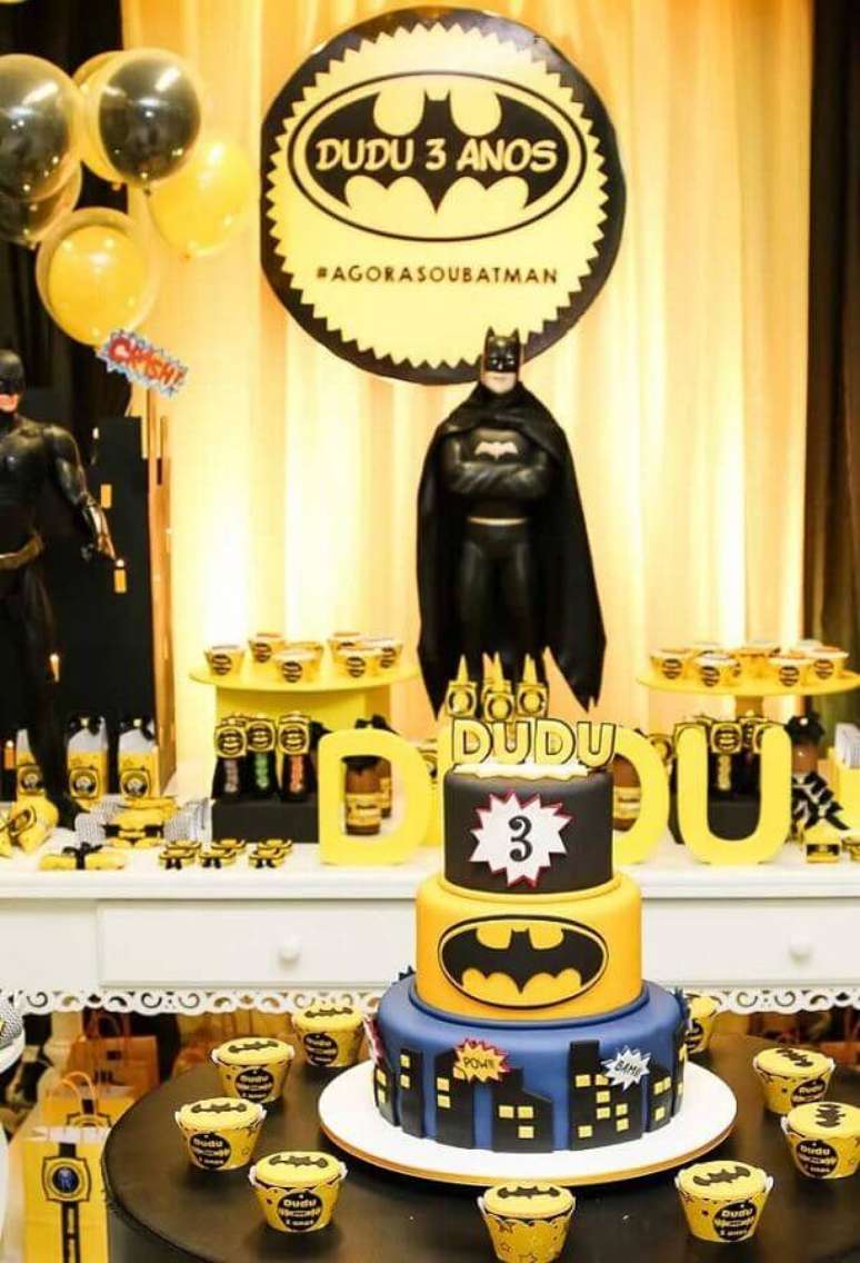 25. Bonecos grandes ficam lindos na decoração do Batman para festa infantil – Foto: Agora sou mãe