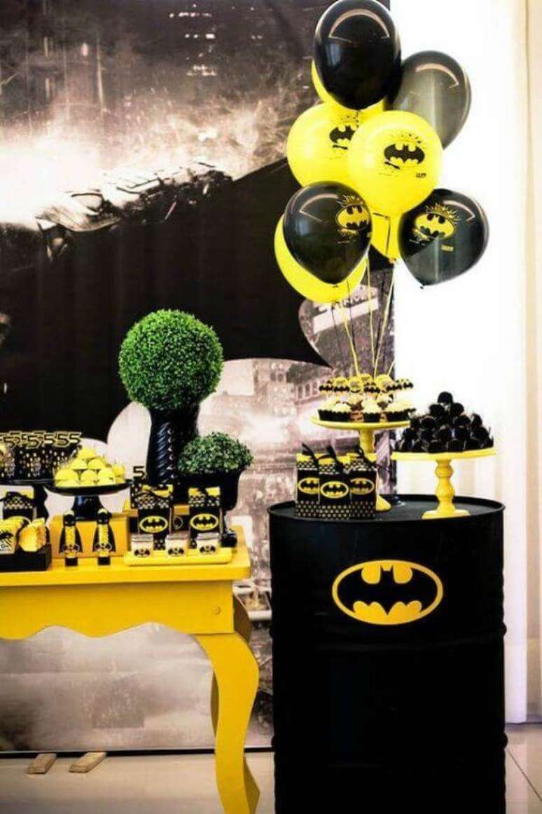 26. Tonel personalizado com simbolo do Batman para decoração de aniversário – Foto: Pinterest