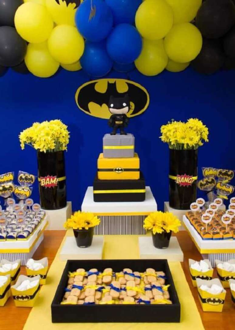 27. Decoração de festa infantil do Batman com painel simples – Foto: Zozu