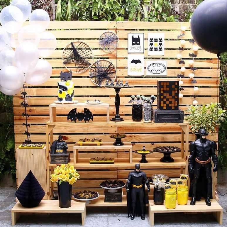 31. Decoração rústica para festa de aniversário do Batman com painel de pallets – Foto: Carol Atik Festas