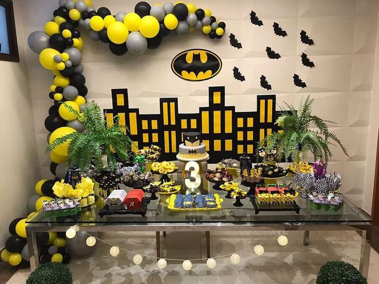 33. Detalhes de mesa decorada para festa do Batman – Foto: Vovó Tetei
