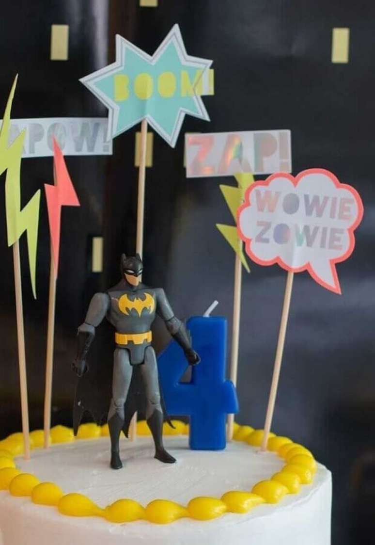 36. Detalhes para decoração de bolo em festa do Batman – Foto: Creative Cake Designs