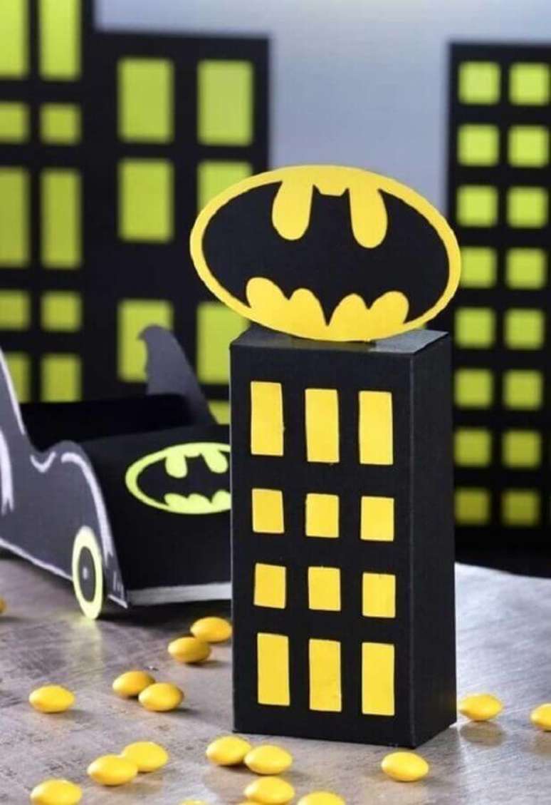 38. Prédios e batmóvel são presença garantida na decoração do Batman para festa infantil – Foto: Pinterest
