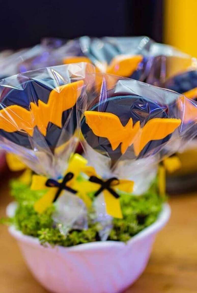 41. Pirulos de chocolates com morceguinhos para decoração de festa de aniversário do Batman – Foto: OfferUp
