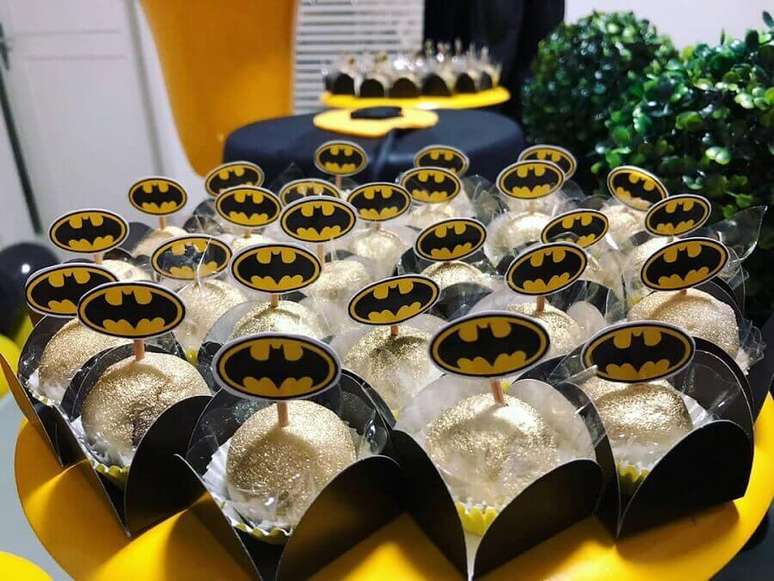 43. Plaquinhas com símbolo do Batman para compor a decoração de festa de aniversário do Batman – Foto: Rafaella Lucêna