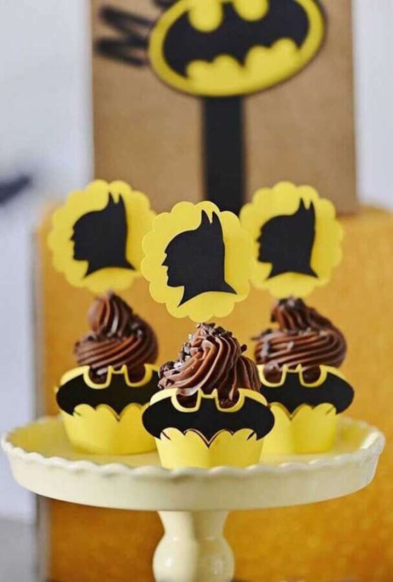 45. Cupcake com plaquinhas do personagem para decoração de festa infantil do Batman – Foto: Kara’s Party Ideas
