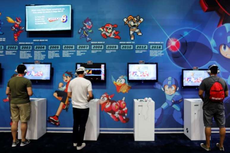 Participantes jogam videogames na E3, a maior convenção do mundo de videogames em Los Angeles, nos Estados Unidos