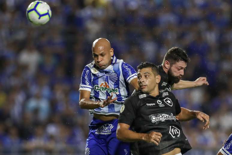 Diego Souza, do Botafogo, e Carlinhos, do CSA, em partida válida pela 8ª rodada do Campeonato Brasileiro 2019, no estádio do Rei Pelé, em Maceió, neste domingo (9).