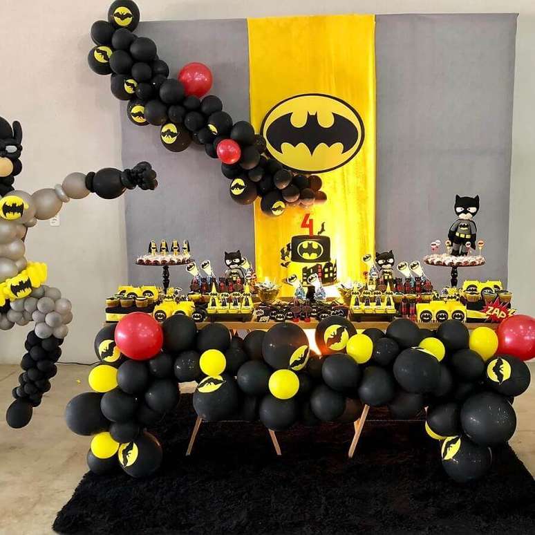 49. Festa de aniversário do Batman decorada com vários bonequinhos e bexigas – Foto: Maressa Party Planner
