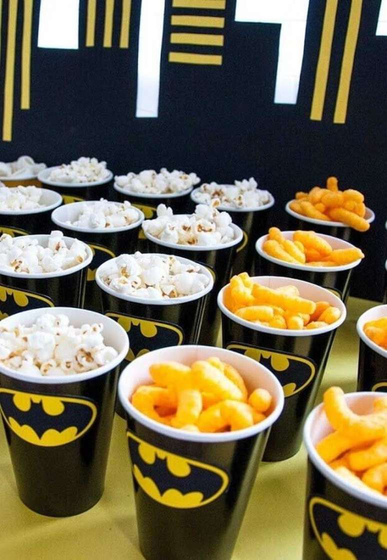 50. Copos personalizados também fazem parte da festa do Batman simples – Foto: Sweet by Nature