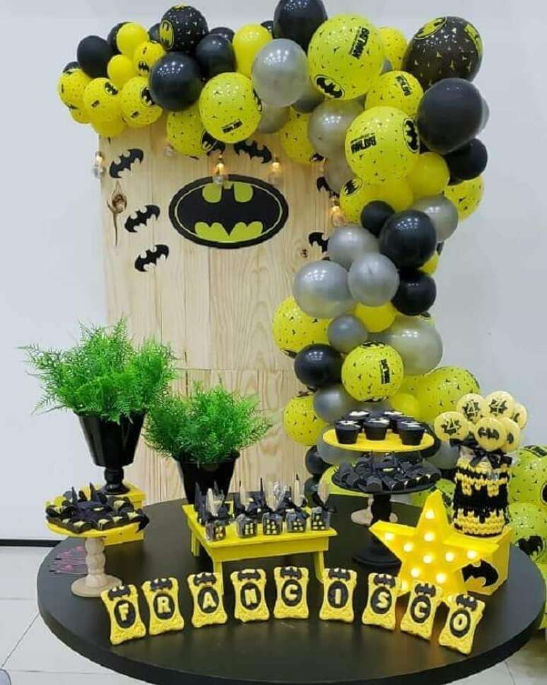 52. Bexigas são ótimas para festa do Batman simples – Foto: Darcya Valença Decorações