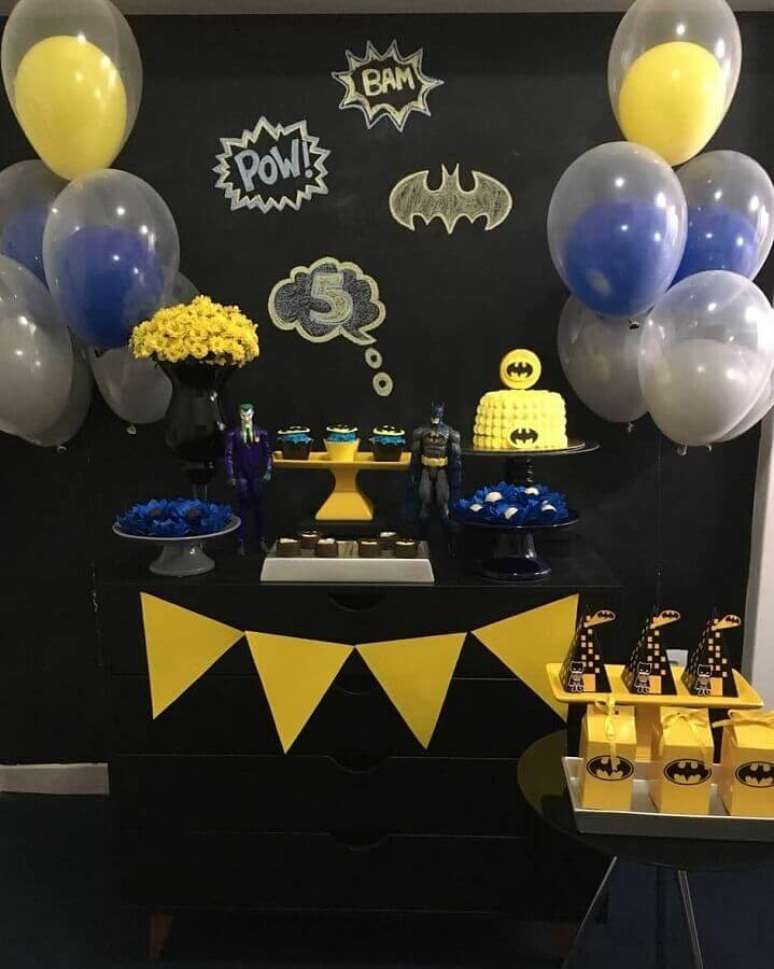 53. Festa do Batman simples decorada com painel preto e bexigas – Foto: Faz de Conta