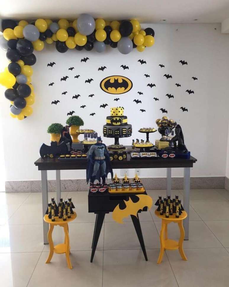 54. Festa do Batman simples decorada com vários morcegos de papel e arranjo de bexigas – Foto: Aline Alves