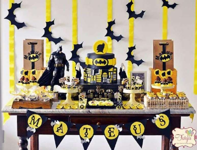 55. Festa do batman simples decorada em preto, branco e amarelo – Foto: Festejar