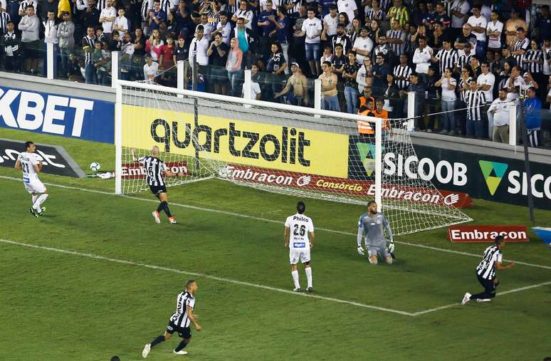 O jogador Alerrandro comemora seu gol durante a partida entre Santos x Atl&eacute;tico MG, realizado no Est&aacute;dio da Vila Belmiro em Santos, SP. A partida &eacute; v&aacute;lida pela 8&ordf; rodada do Campeonato Brasileiro 2019.
