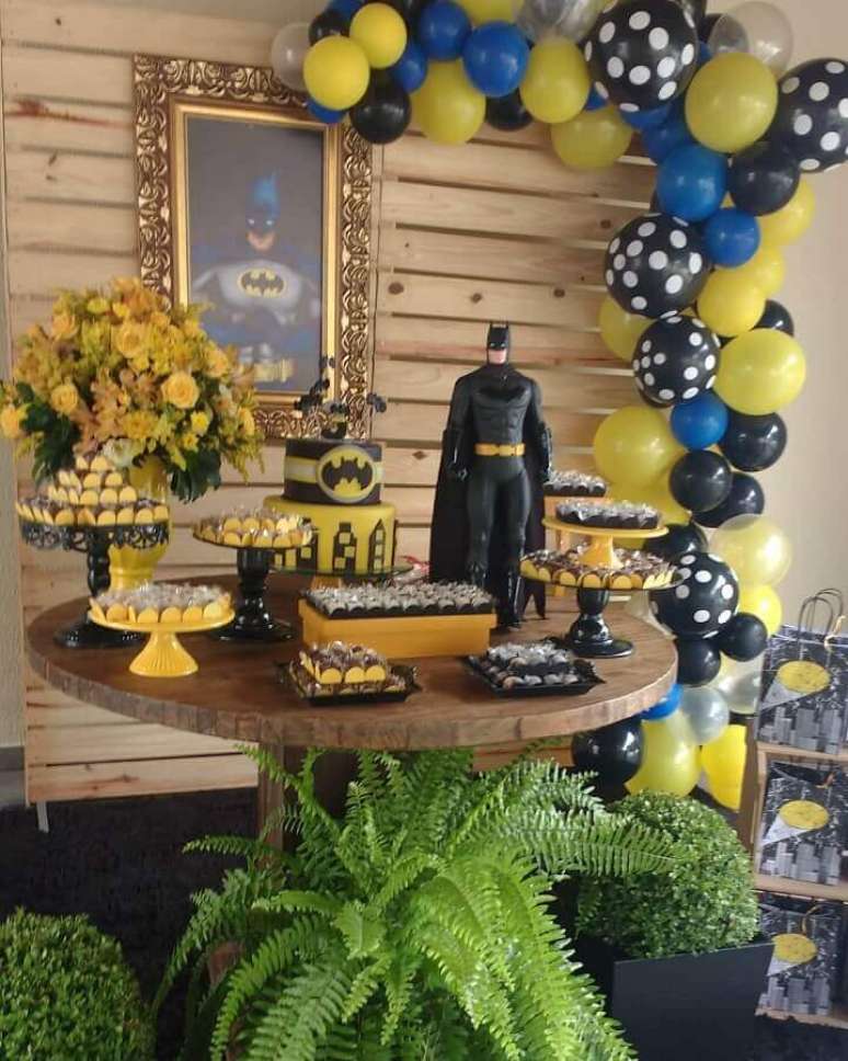 64. Bonecos sempre dão um toque especial na decoração do Batman para festa infantil – Foto: La Frantelie Festas