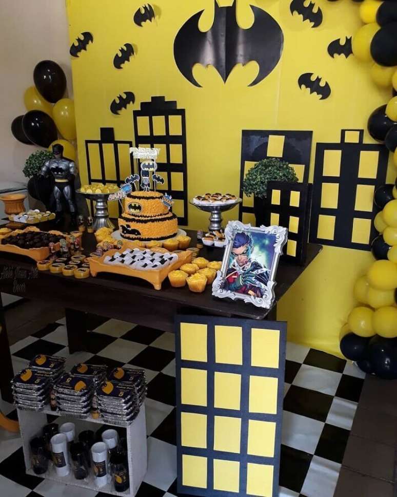 65. Não é preciso de grandes investimentos para elaborar um lindo painel para decoração de festa do Batman – Foto: Ateliê Nossa Arte Decor