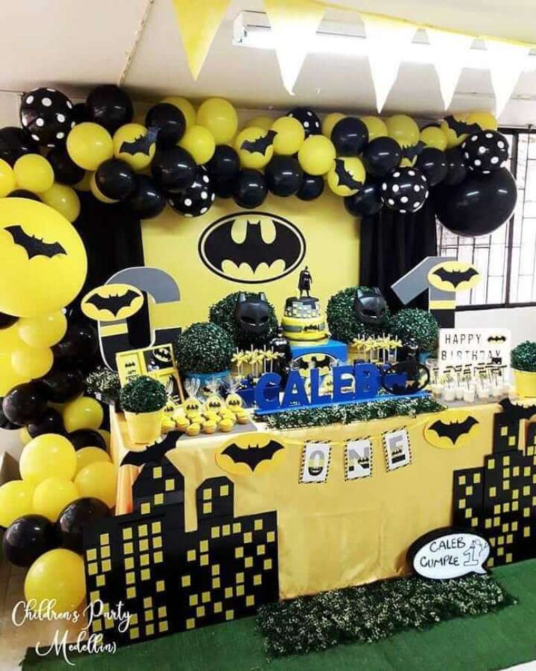 69. Invista em bastante amarelo para deixar a decoração da festa do Batman mais divertida e alegre – Foto: Children’s Party Medellins