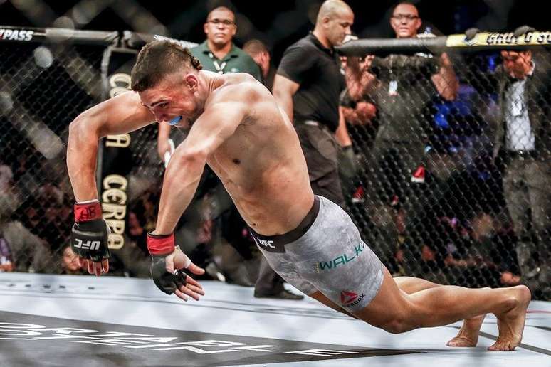 Johnny Walker se machucou ao tentar imitar uma minhoca.