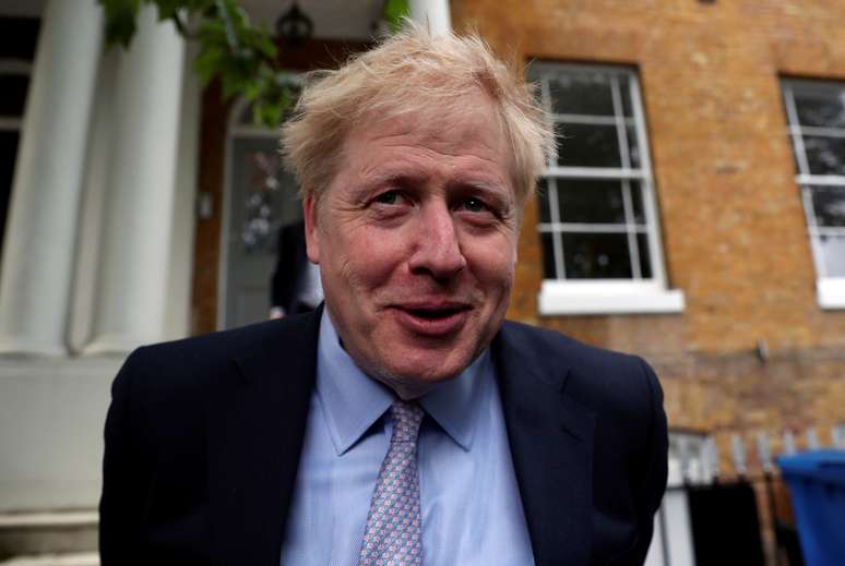 Candidato a líder do Partido Conservador britânico Boris Johnson na porta de casa, em Londres
11/06/2019
REUTERS/Hannah McKay