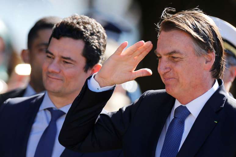 Presidente Jair Bolsonaro e ministro da Justiça, Sergio Moro, chegam para cerimônia em Brasília
11/06/2019 REUTERS/Adriano Machado 